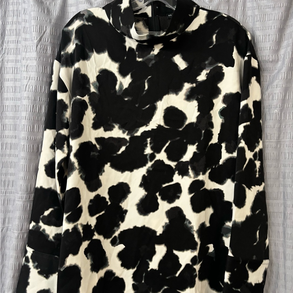 enThread, abstract, black and white, loose mock neck; zipper closing in the back